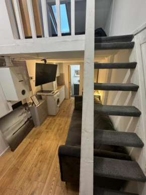 Duplex Studio 3 minute drive from Luton airport